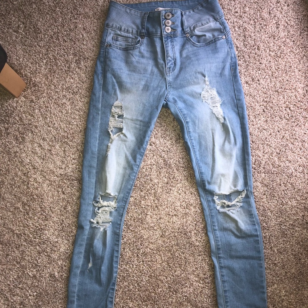 SUPER CUTE. LIGHT DENIUM DISTRESSED HIGH WAISTED